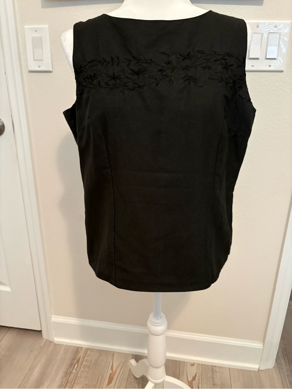Y2K-Elegant Black Embroidered Sleeveless Camisole